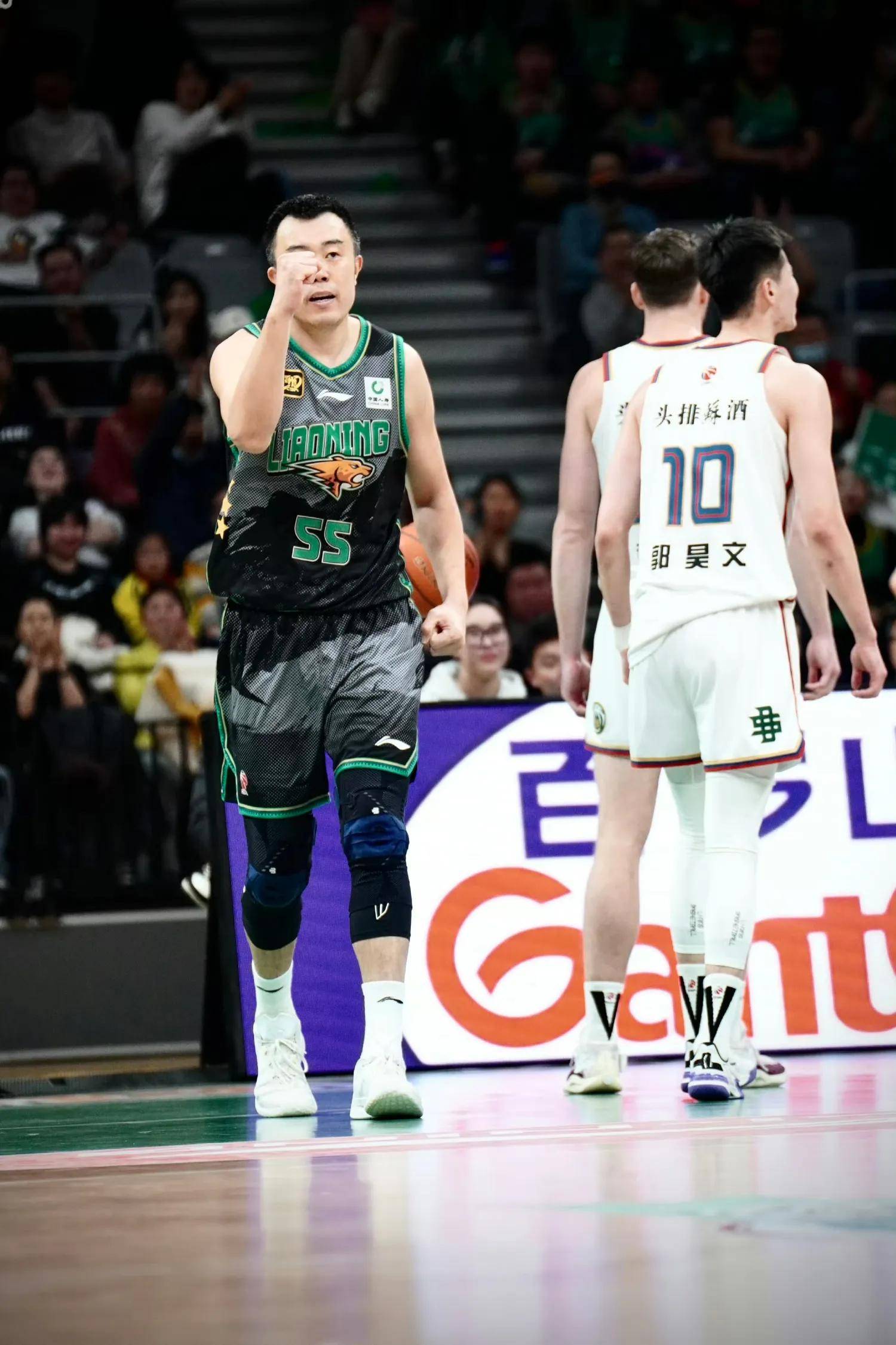 九游CBA常规赛国际比赛日走向成谜，里昂绝杀压哨，媒体盛赞，身体对抗强度拉满的简单介绍